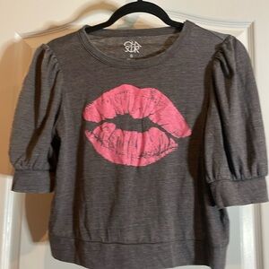 💄Chaser, gray lips, T-shirt, sleeve size small cropped pit to pit 17 NWT💋